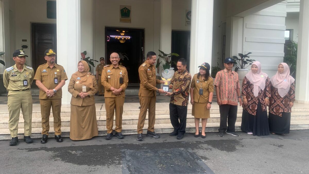 Wali Kota Malang Serahkan Penghargaan ProKlim, RW 02 Arjosari Dinilai Unggul Kelola Lingkungan