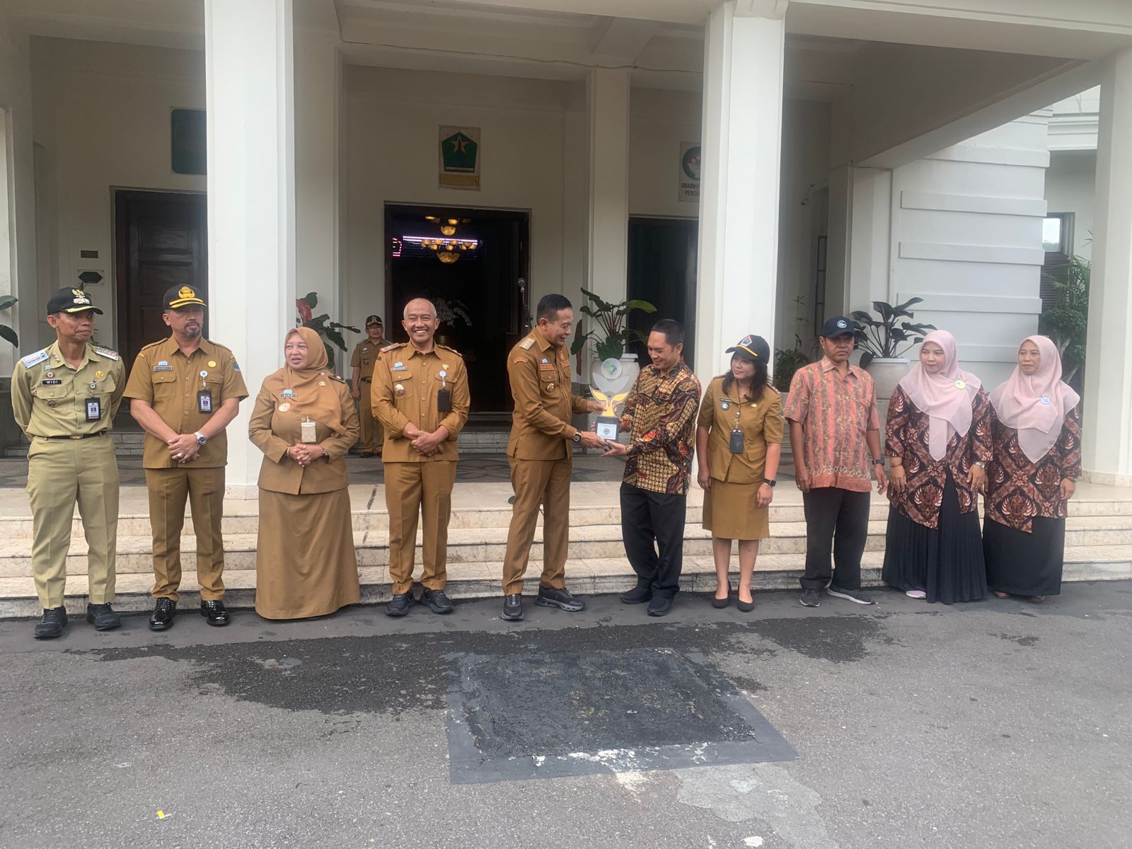 Wali Kota Malang Serahkan Penghargaan ProKlim, RW 02 Arjosari Dinilai Unggul Kelola Lingkungan