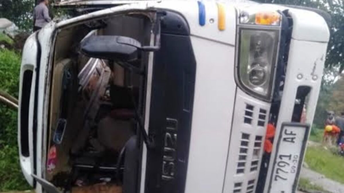 Rem Blong di Turunan Sendi, Elf Rombongan Wisatawan Surabaya Terguling di Pacet