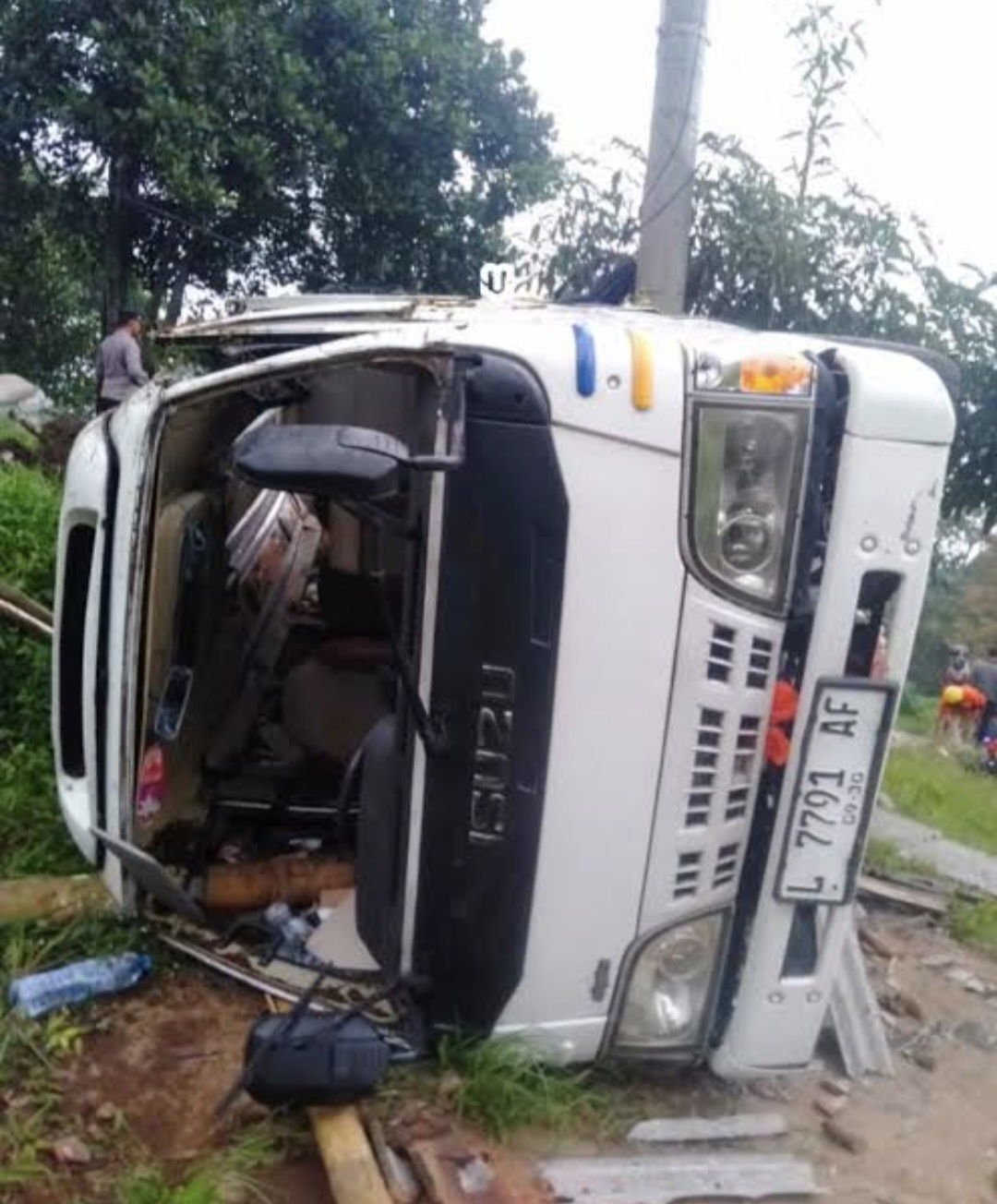 Rem Blong di Turunan Sendi, Elf Rombongan Wisatawan Surabaya Terguling di Pacet Rem Blong di Turunan Sendi, Elf Rombongan Wisatawan Surabaya Terguling di Pacet