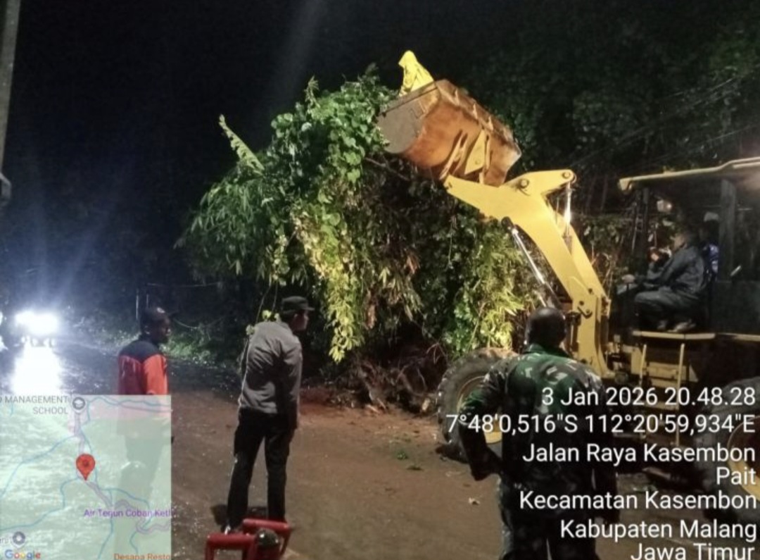 Longsor di Jalur Malang–Kediri Sempat Ganggu Lalin Longsor di Jalur Malang–Kediri Sempat Ganggu Lalin