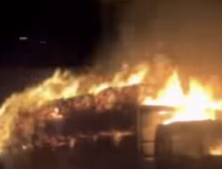 Truk Terbakar di Tol Purwodadi KM 74, Diduga Lalap Muatan hingga Ludes