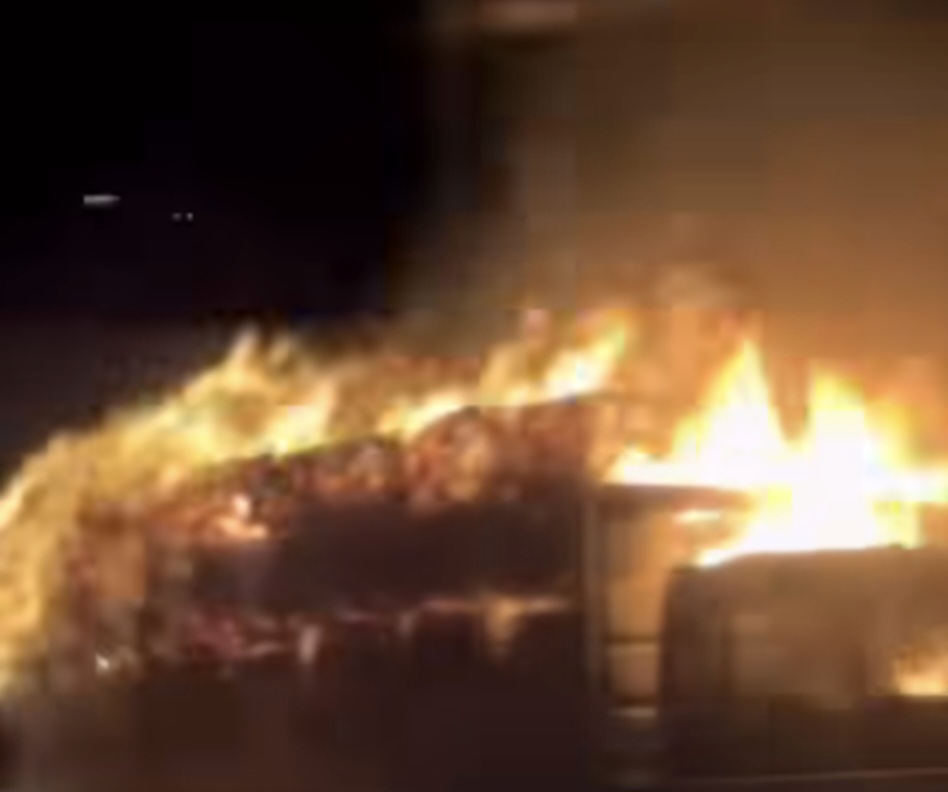 Truk Terbakar di Tol Purwodadi KM 74, Diduga Lalap Muatan hingga Ludes Truk Terbakar di Tol Purwodadi KM 74, Diduga Lalap Muatan hingga Ludes