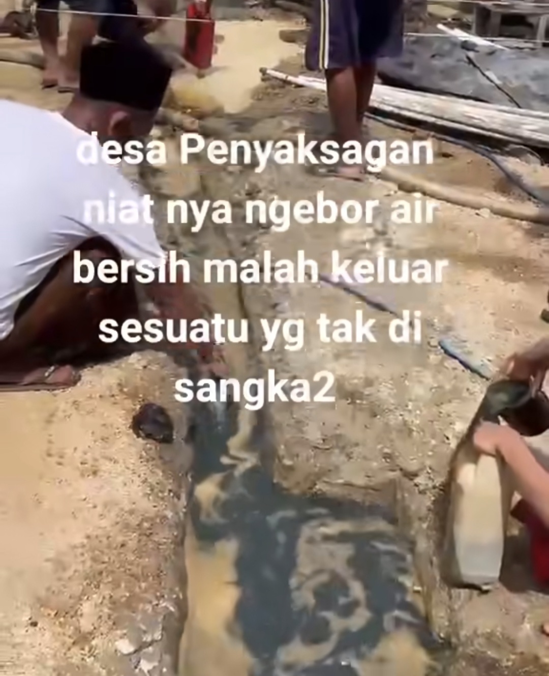 Sumur Bor Warga Bangkalan Semburkan Cairan Mirip Minyak, Ternyata Ini Sumur Bor Warga Bangkalan Semburkan Cairan Mirip Minyak, Ternyata Ini