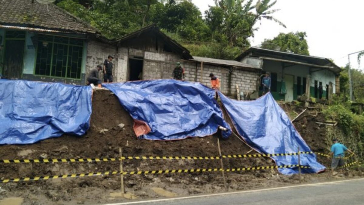 Hujan Deras Picu Longsor di Jalur Malang–Kediri, Lalu Lintas Sempat Buka Tutup Tengah Malam