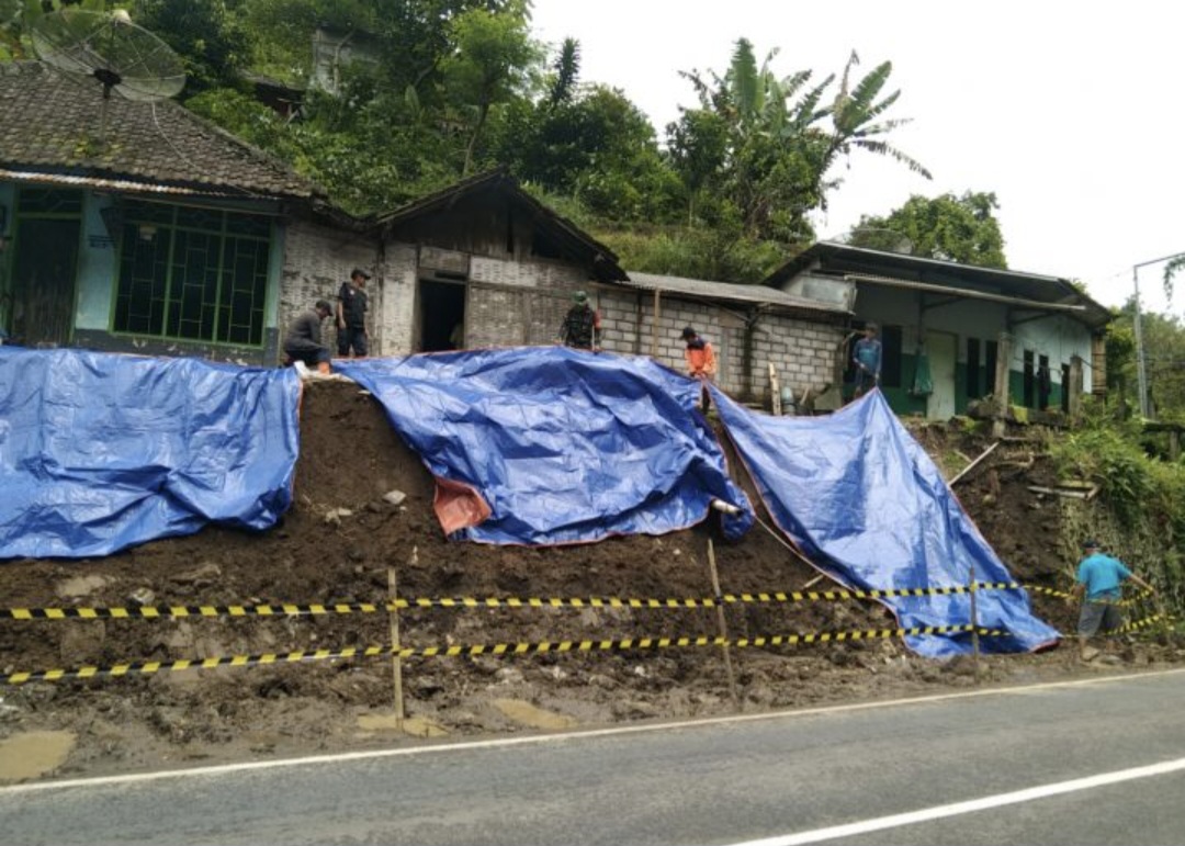 Hujan Deras Picu Longsor di Jalur Malang–Kediri, Lalu Lintas Sempat Buka Tutup Tengah Malam