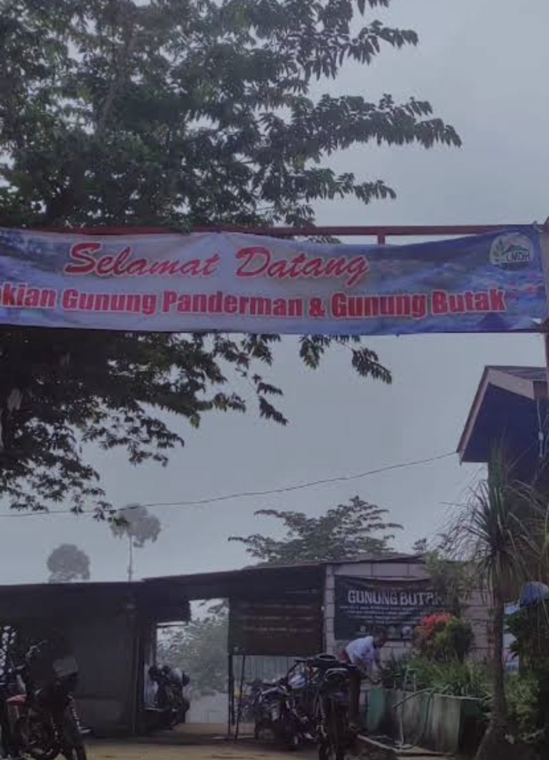 Cuaca Ekstrem, Semua Jalur Pendakian Gunung Butak Resmi Ditutup Sementara