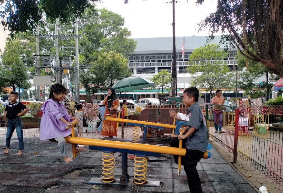 Area Main Anak di Alun-Alun Merdeka Malang Kini Lebih Aman