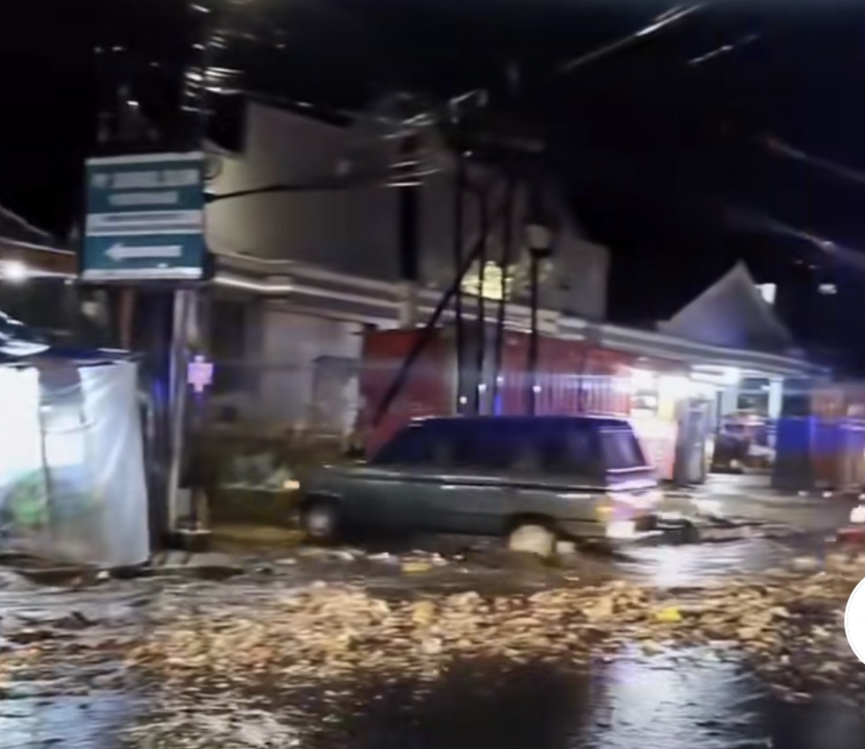 Banjir Sampah Pujon Disebabkan TPST Jebol Banjir Sampah Pujon Disebabkan TPST Jebol