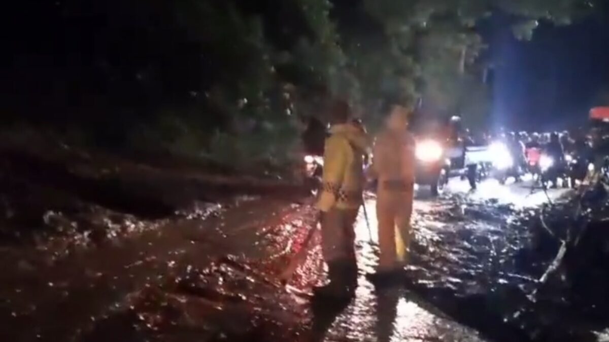 Longsor Tutup Jalur Vital, Akses Malang–Kediri Sempat Lumpuh Berjam-jam Longsor Tutup Jalur Vital, Akses Malang–Kediri Sempat Lumpuh Berjam-jam