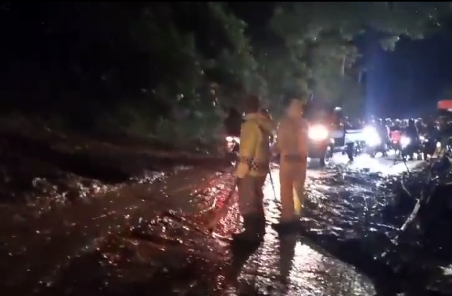 Longsor Tutup Jalur Vital, Akses Malang–Kediri Sempat Lumpuh Berjam-jam