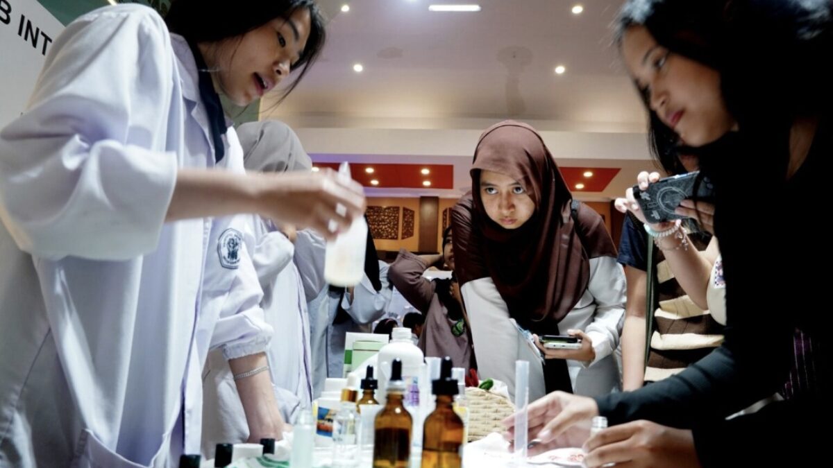 Farmasi FK UB Bikin Parfum Nonalkohol di Education Expo 2026