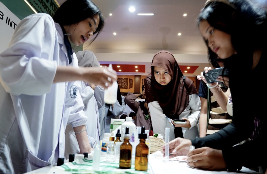Farmasi FK UB Bikin Parfum Nonalkohol di Education Expo 2026
