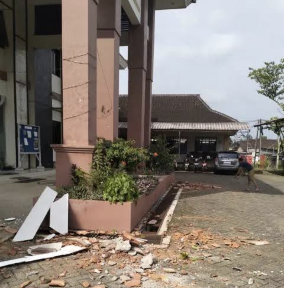 Gempa Pacitan Picu Korban di Trenggalek, Tiga Orang Luka dan Kantor Kecamatan Rusak