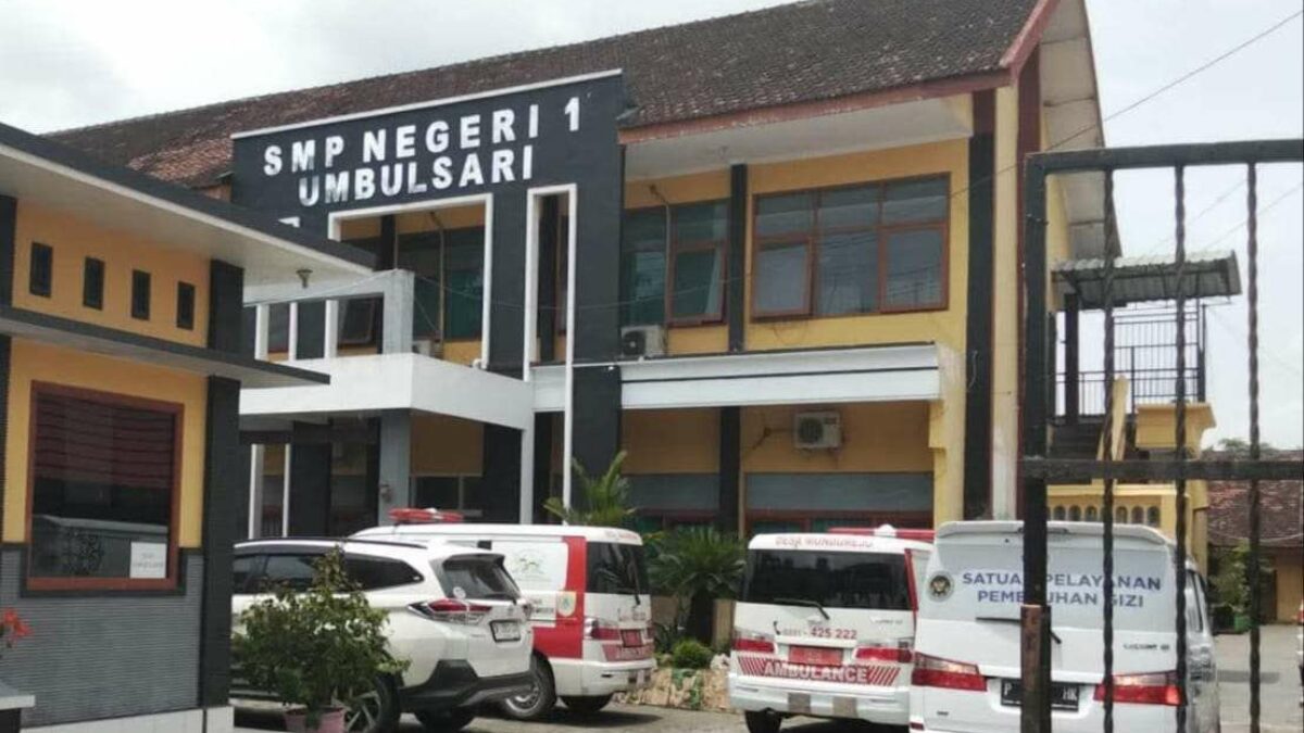 Ratusan Siswa SMPN 1 Umbulsari Jember Diduga Keracunan Program MBG