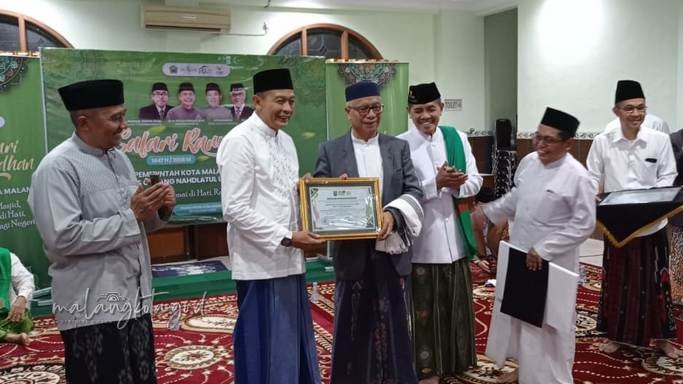 Safari Ramadan di PCNU Kota Malang, Wali Kota Terima Penghargaan Satu Abad NU Safari Ramadan di PCNU Kota Malang, Wali Kota Terima Penghargaan Satu Abad NU