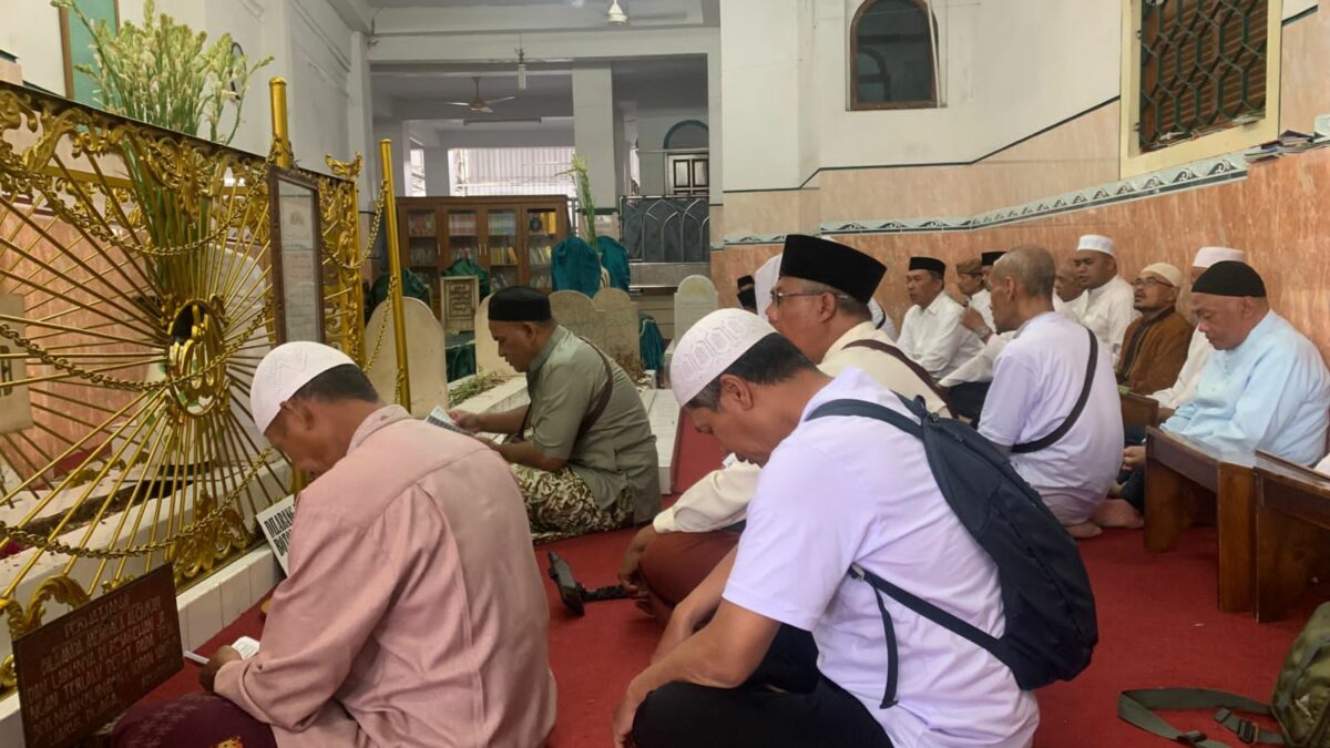 Menapaki Jejak Dakwah Ulama Jawa Timur, Jamaah Al Muhajirin 1 Gelar Wisata Religi Menapaki Jejak Dakwah Ulama Jawa Timur, Jamaah Al Muhajirin 1 Gelar Wisata Religi