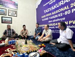 Ketua PWI Malang Raya Cahyono (kanan) saat bersama Kapolresta Malang Kota dalam acara tasyakuran Hari Pers Nasional. (Foto: istimewa)