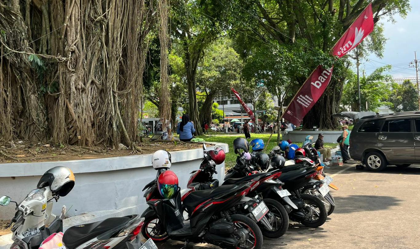 PKL Mulai Memadati Alun-alun Merdeka , Pemkot Segera Merelokasi Terbatas Saat Akhir Pekan