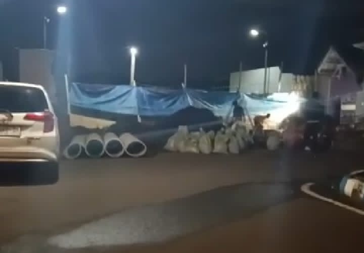 Setelah Dirobohkan Oknum, Tembok di Griya Shanta Kembali Dibangun, Potensi jadi Bangunan Liar Setelah Dirobohkan Oknum, Tembok di Griya Shanta Kembali Dibangun, Potensi jadi Bangunan Liar