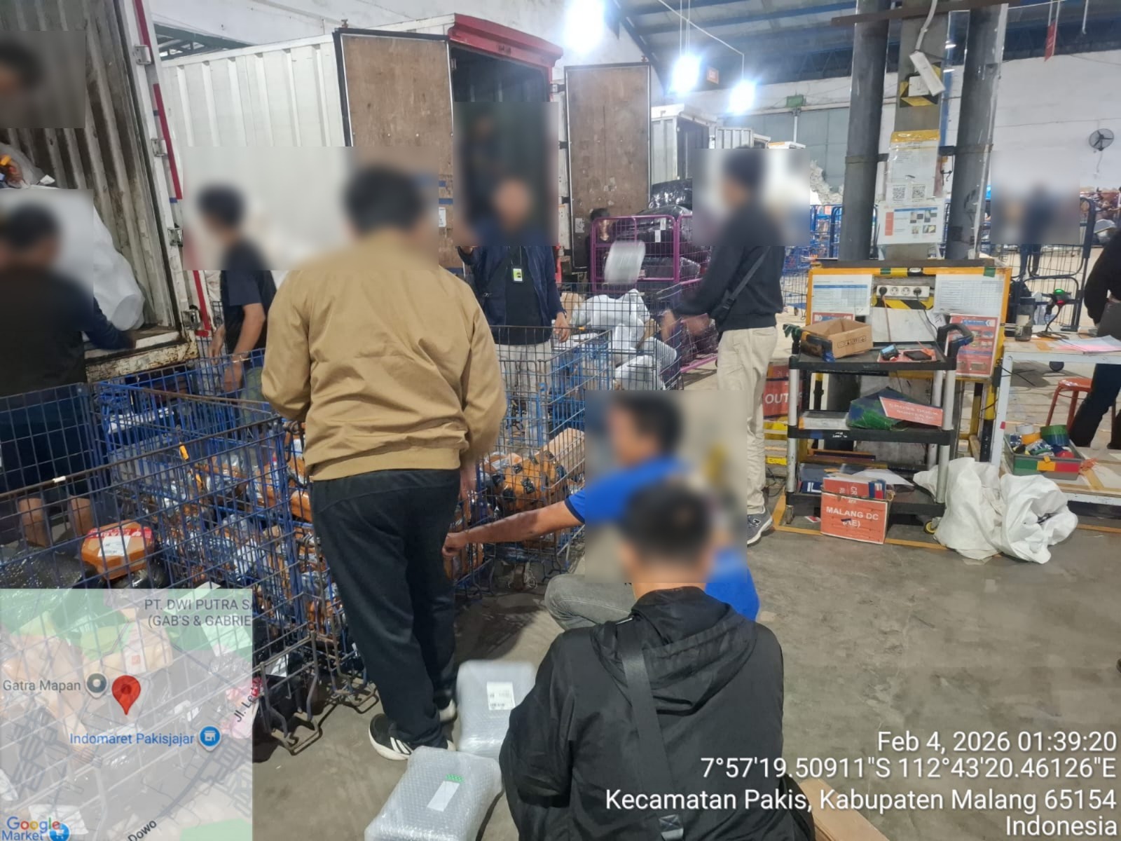 Tengah Malam Tanpa Henti, Bea Cukai Malang Sikat Rokok Ilegal di Jasa Ekspedisi Tengah Malam Tanpa Henti, Bea Cukai Malang Sikat Rokok Ilegal di Jasa Ekspedisi