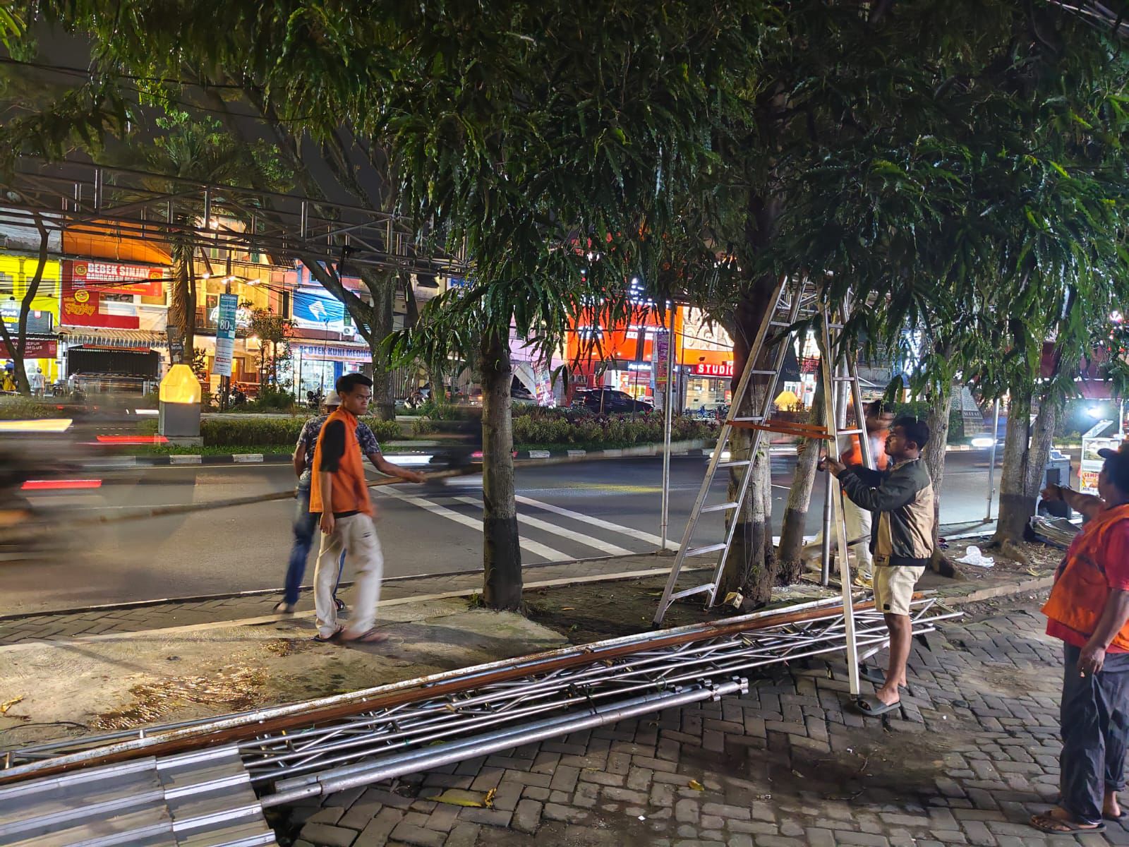 Lapak Ilegal di Trotoar Soehat Dibongkar, Satu Orang Diamankan