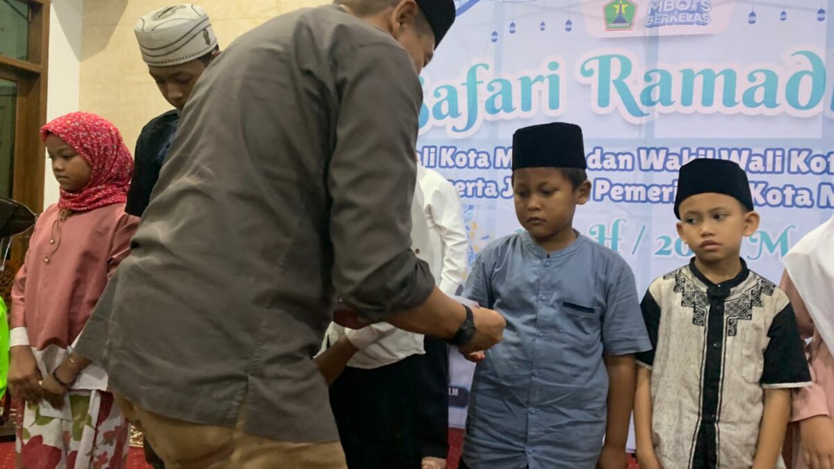Safari Ramadhan 2026 di Masjid Al Firdaus, Wali Kota Malang Serahkan Santunan Anak Yatim Safari Ramadhan 2026 di Masjid Al Firdaus, Wali Kota Malang Serahkan Santunan Anak Yatim
