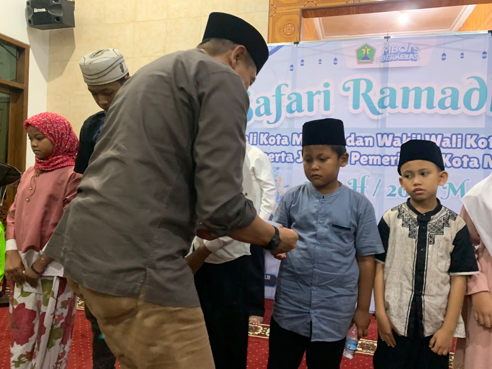 Safari Ramadhan 2026 di Masjid Al Firdaus, Wali Kota Malang Serahkan Santunan Anak Yatim Safari Ramadhan 2026 di Masjid Al Firdaus, Wali Kota Malang Serahkan Santunan Anak Yatim