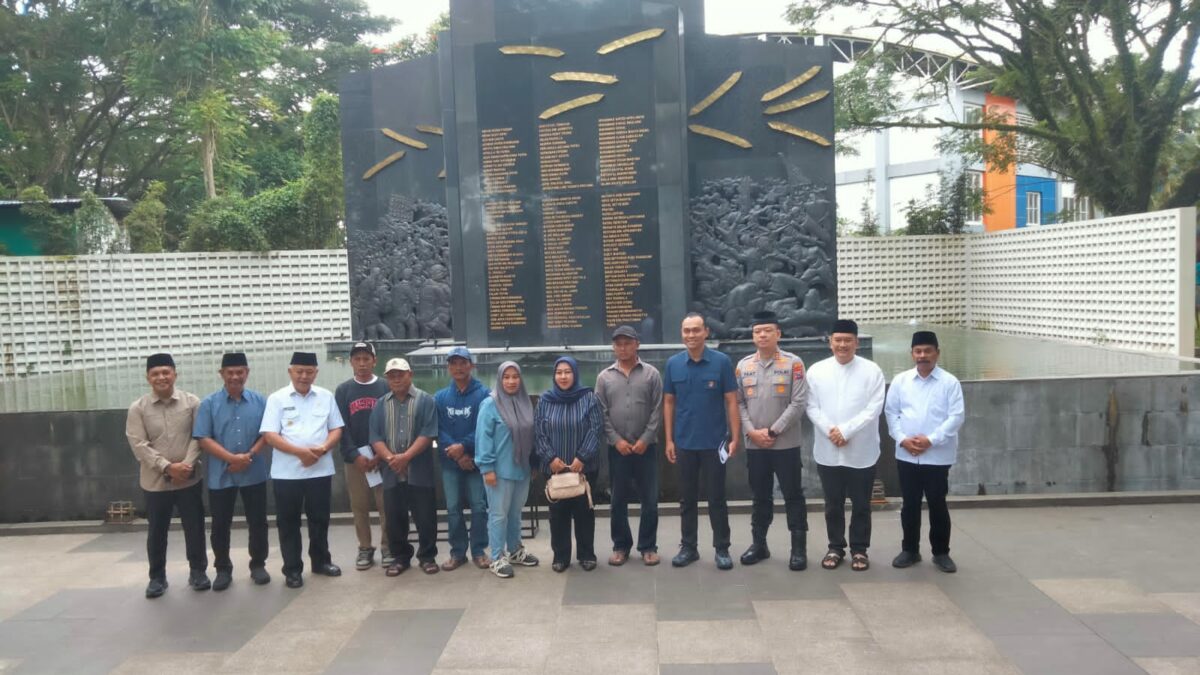 Bupati  dan Mantan Kapolres Malang  Meninjau Museum Tragedi Kanjuruhan di Stadion Kanjuruhan