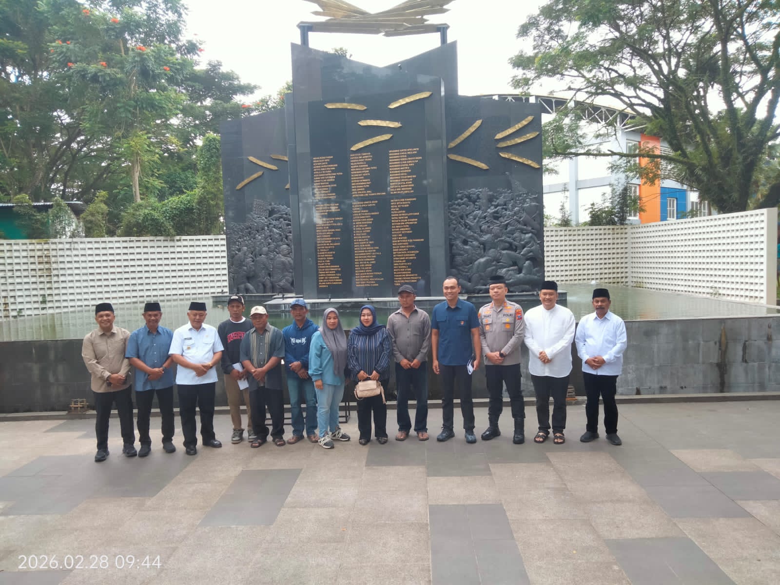 Bupati  dan Mantan Kapolres Malang  Meninjau Museum Tragedi Kanjuruhan di Stadion Kanjuruhan