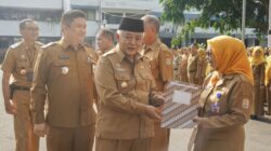 Serahkan SK ke 65 ASN, Bupati Malang: Tetap Berkarya Meski Sudah Purna Tugas