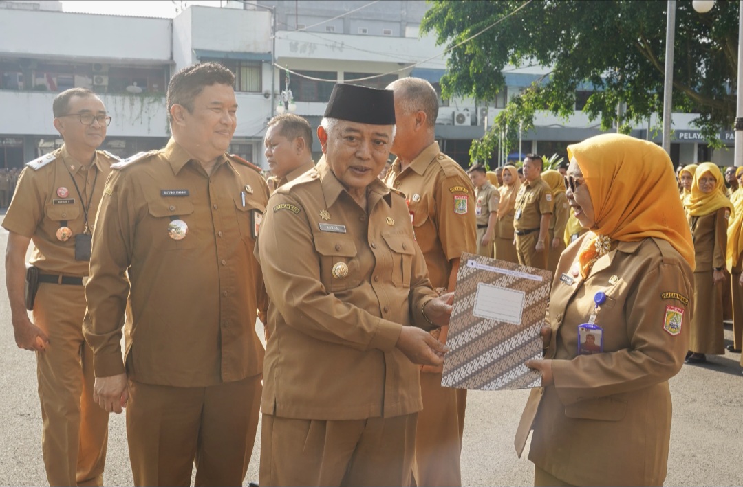 Serahkan SK ke 65 ASN, Bupati Malang: Tetap Berkarya Meski Sudah Purna Tugas