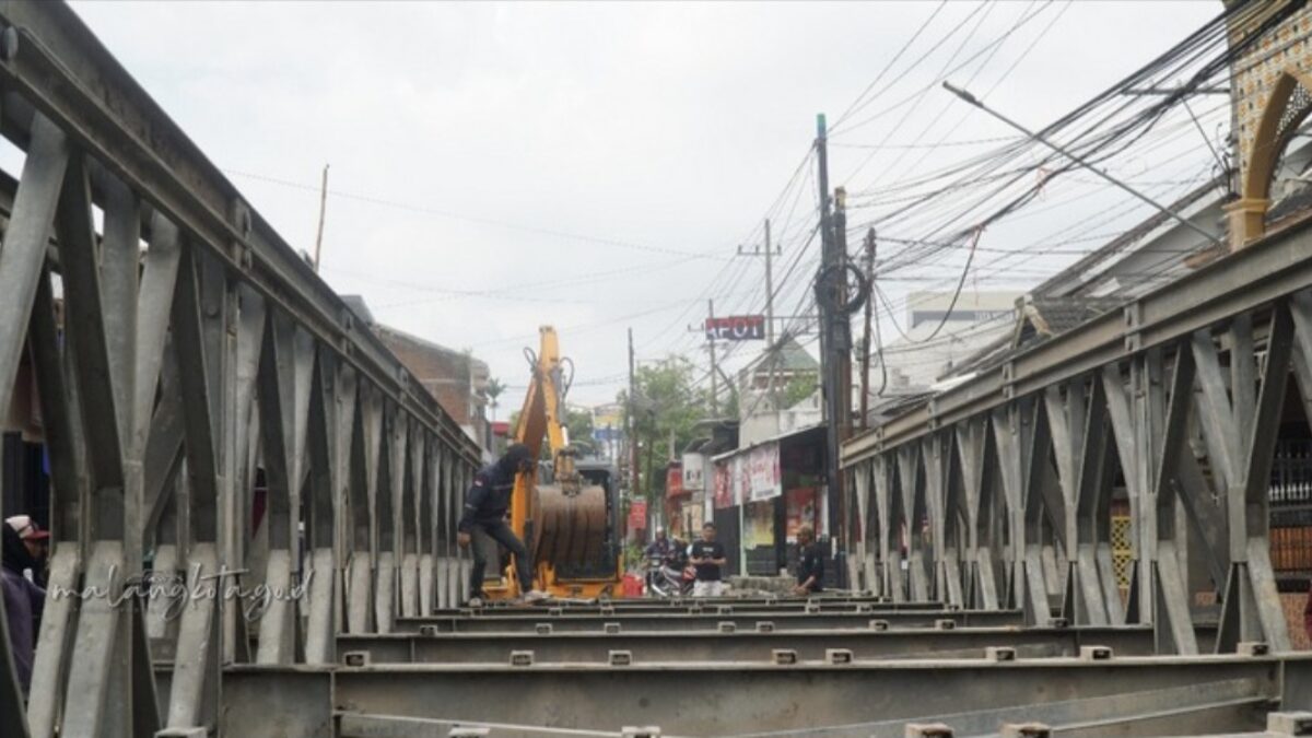 Akses Simpang Sulfat Ditutup 4 Hari, Jembatan Bailey Sonokembang Digeser