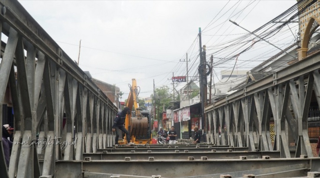 Akses Simpang Sulfat Ditutup 4 Hari, Jembatan Bailey Sonokembang Digeser