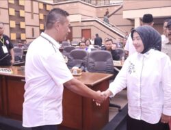 Momen Darmadi mendapatkan ucapan selamat dari Wakil Bupati Malang Dra. Hj. Lathifah Shohib. (Foto: Prokopim)