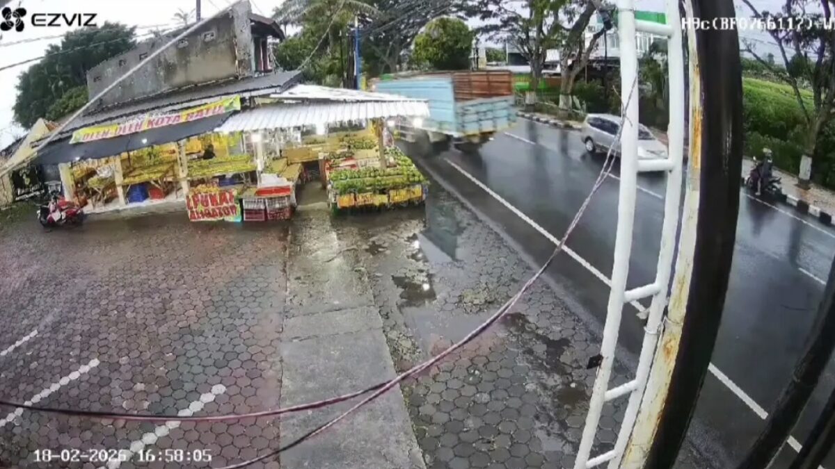 Truk Rem Blong Hantam 5 Kendaraan di Kota Batu, Ojol Tewas di Tempat Truk Rem Blong Hantam 5 Kendaraan di Kota Batu, Ojol Tewas di Tempat