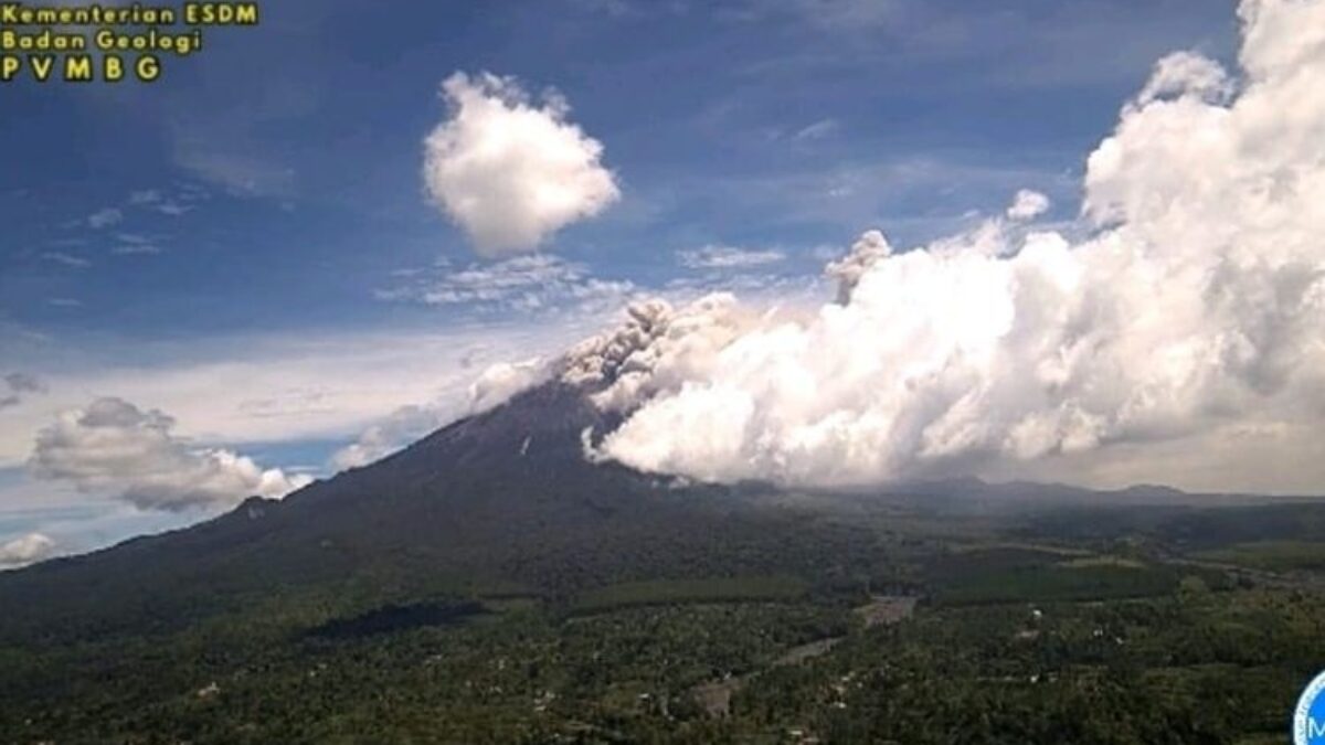 Gunung Semeru Erupsi Sabtu Pagi, Awan Panas Meluncur Selama 4 Menit