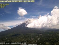 Gunung Semeru Erupsi Sabtu Pagi, Awan Panas Meluncur Selama 4 Menit