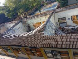 Atap SMKN 1 Ampelgading Ambruk Usai Diguyur Hujan Deras, Tiga Ruang Kelas Rusak