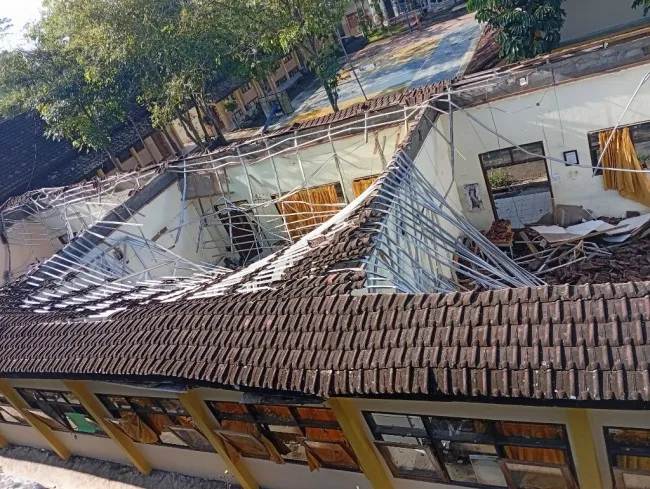 Atap SMKN 1 Ampelgading Ambruk Usai Diguyur Hujan Deras, Tiga Ruang Kelas Rusak