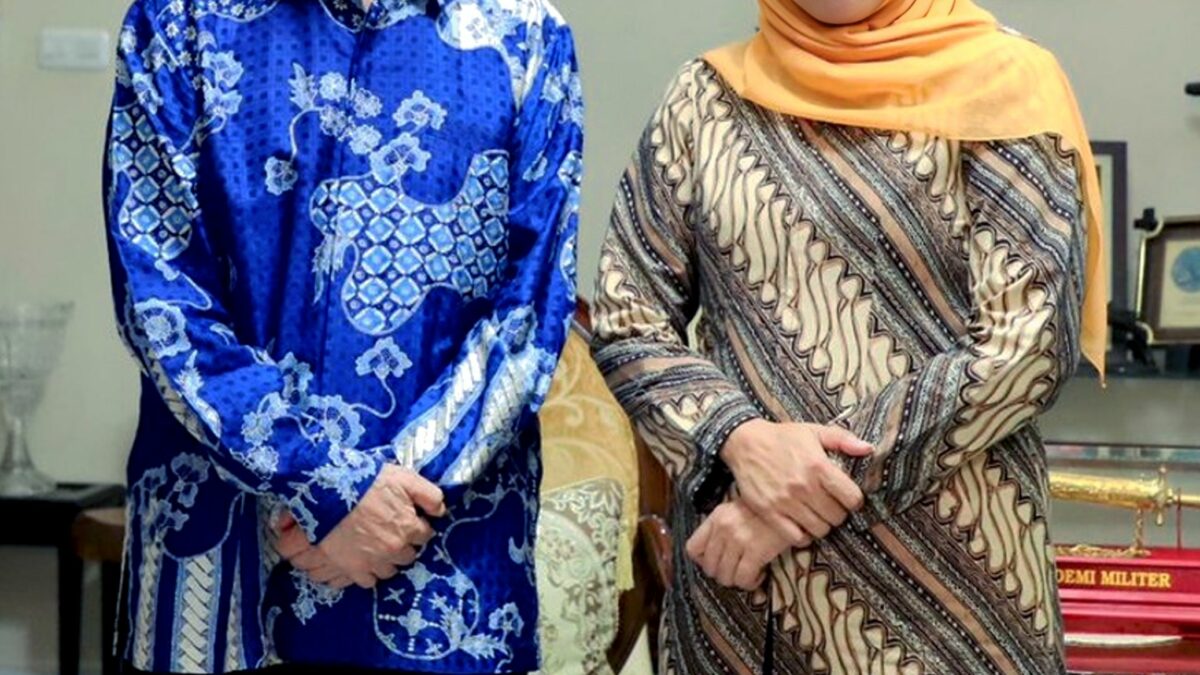 Try Sutrisno Wafat, Gubernur Khofifah Sampaikan Duka Cita Mendalam , Ajak Masyarakat Jatim Kibarkan Bendera Setengah Tiang Dua Hari