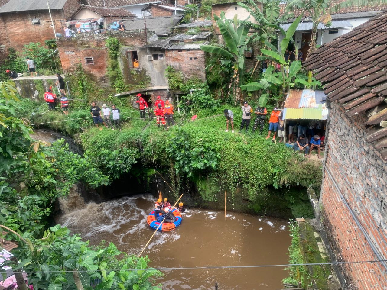 Hanyut Terbawa Arus, Anak 6 Tahun Ditemukan Tidak Bernyawa di Sungai Kasin Hanyut Terbawa Arus, Anak 6 Tahun Ditemukan Tidak Bernyawa di Sungai Kasin