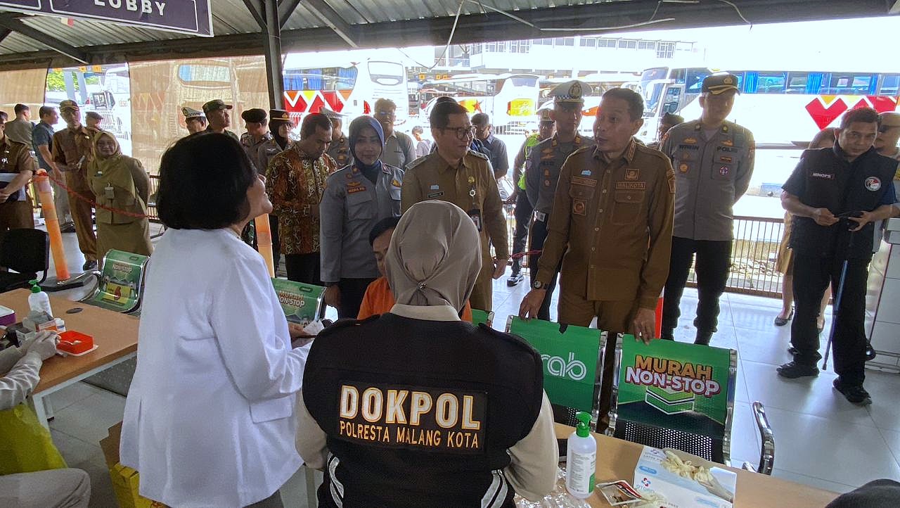 Tingkatkan Pelayanan Masyarakat dan Cegah Kecelakaan, Pemkot dan Polresta Malang Kota Periksa Kesehatan Sopir Bus di Terminal Arjosari