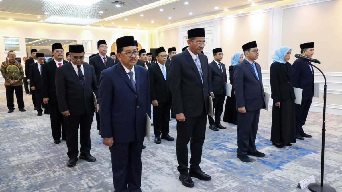 Menag RI Serahkan SK Presiden kepada Pengurus BAZNAS Periode 2026-2031
