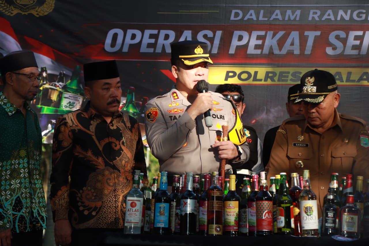 Polres Malang Musnahkan 1.659 Botol Miras Hasil Operasi Pekat Semeru 2026