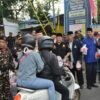 Senkom Kabupaten Malang Bersama Kapolres Berbagi Takjil di Rest Area Pakisaji