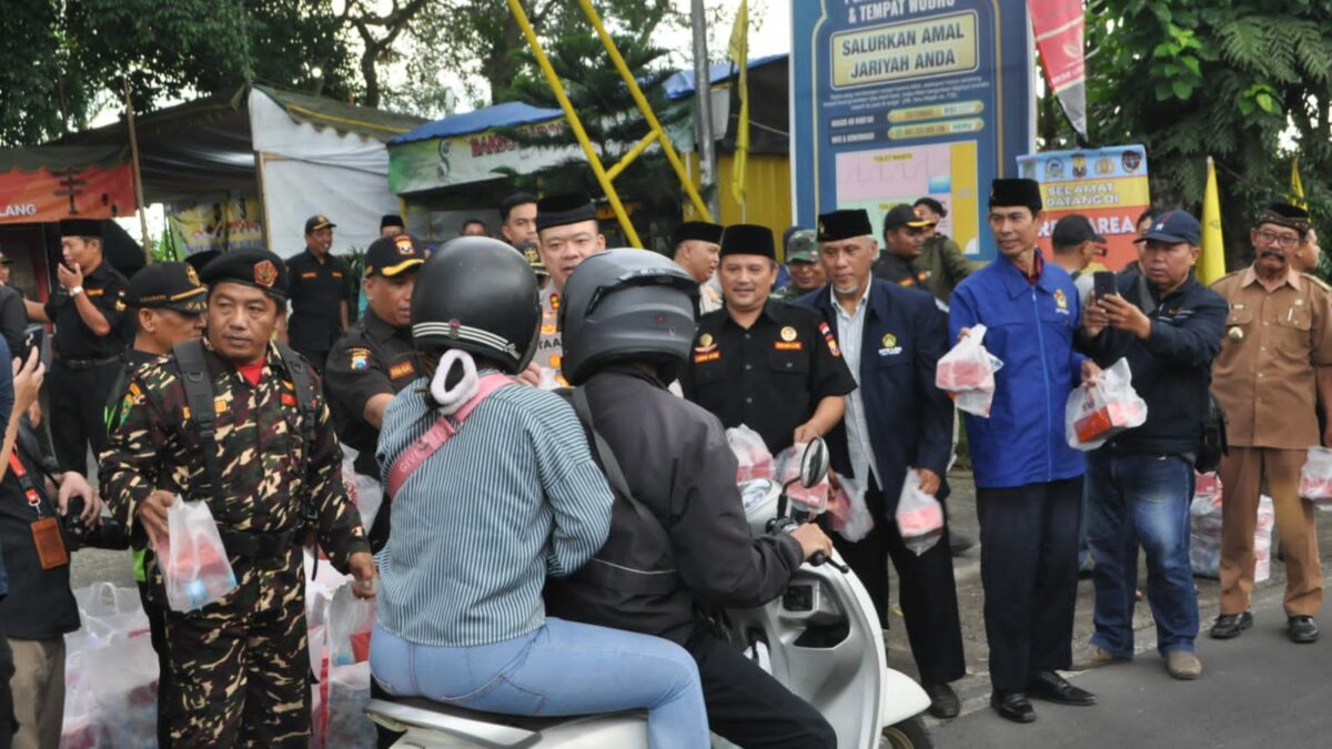 Senkom Kabupaten Malang Bersama Kapolres Berbagi Takjil di Rest Area Pakisaji