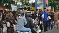 Senkom Kabupaten Malang Bersama Kapolres Berbagi Takjil di Rest Area Pakisaji