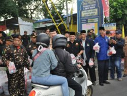 Senkom Kabupaten Malang Bersama Kapolres Berbagi Takjil di Rest Area Pakisaji