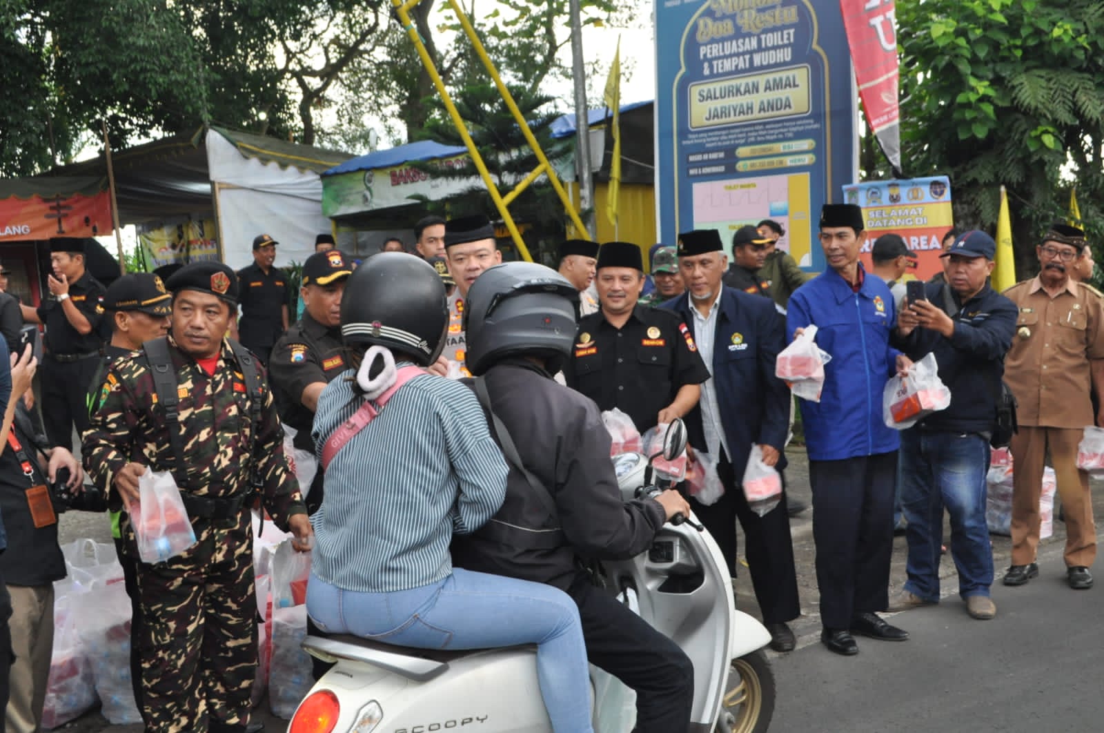 Senkom Kabupaten Malang Bersama Kapolres Berbagi Takjil di Rest Area Pakisaji